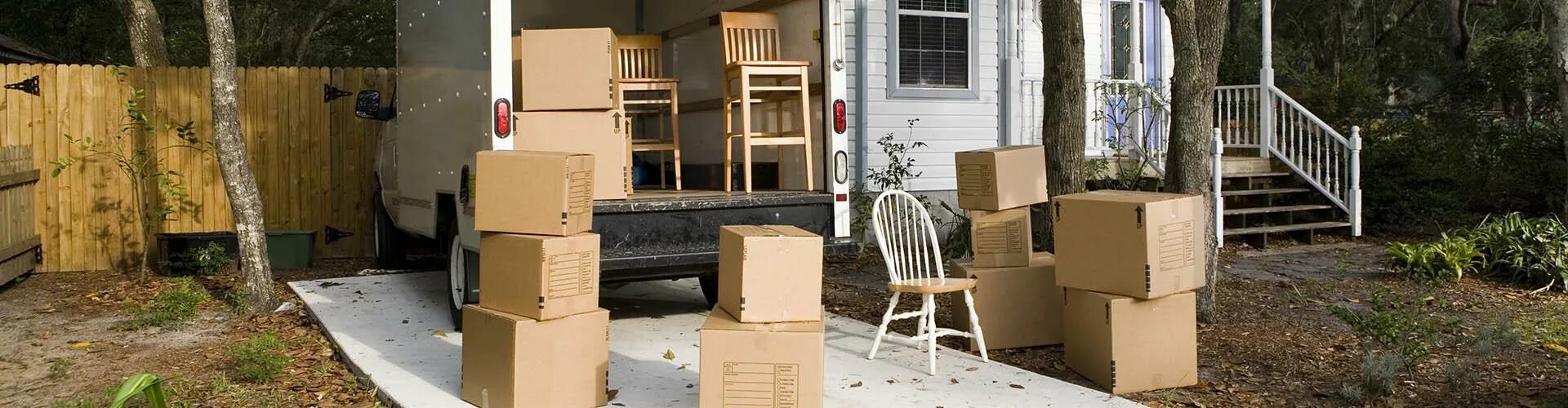 Молодежь в новой квартире. Семья въезжает в новую квартиру. Small moving. Квартира с коробками. Переезд.