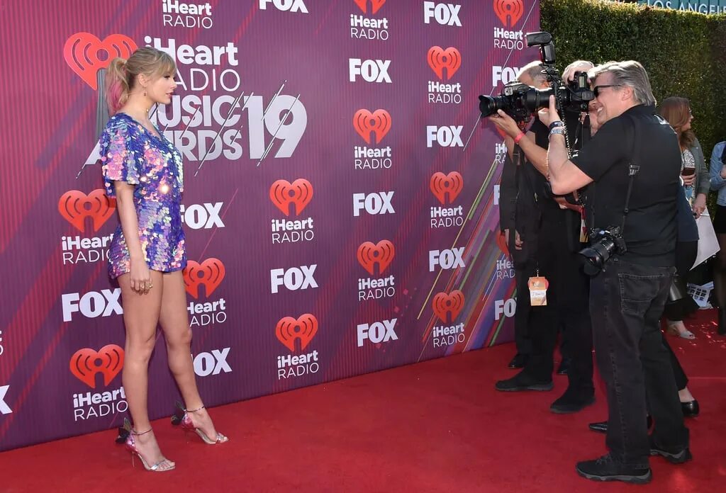 I heart taylor swift. Iheartradio music awards. taylor swift red carpet. taylor swift pink hair.