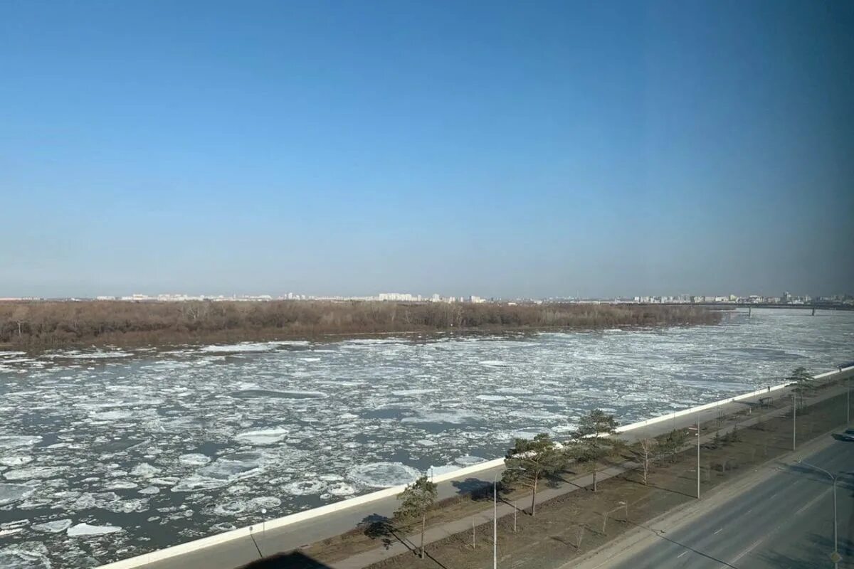 Уровень воды в иртыше уват сегодня. Ледоход на Иртыше в Омске. Ледоход на Иртыше 2021. Ледоход на Иртыше 2023 в Омске. Тронулся Иртыш в Омске.