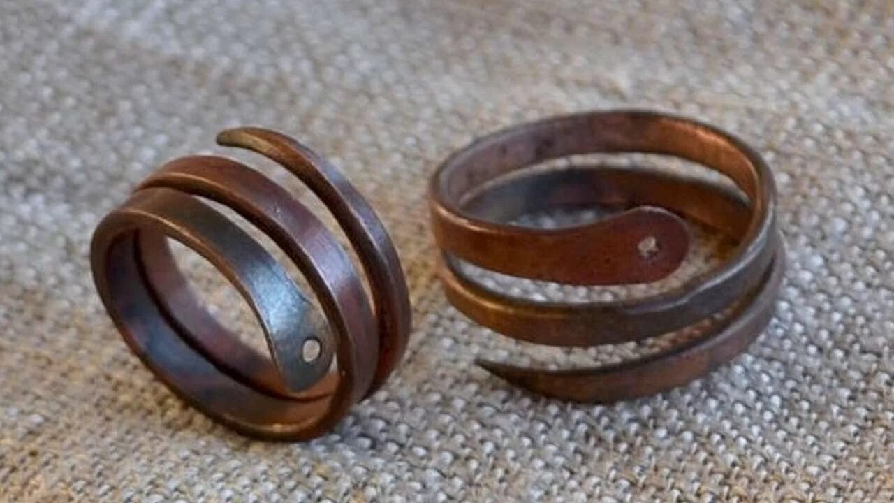 Из какого металла сделаны кольца. Кольца медные (Copper tube). Старинное медное кольцо. Перстень из меди. Обручальное кольцо из проволоки.