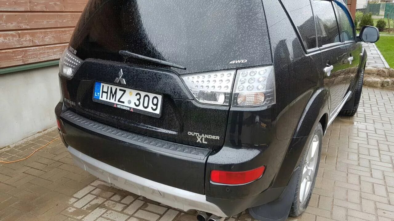 Задний бампер мицубиси аутлендер. Mitsubishi Outlander задний бампер. Накладка бампера Outlander XL. Мицубиси Аутлендер XL Рестайлинг защита бампера. Накладка на бампер Mitsubishi Outlander XL.