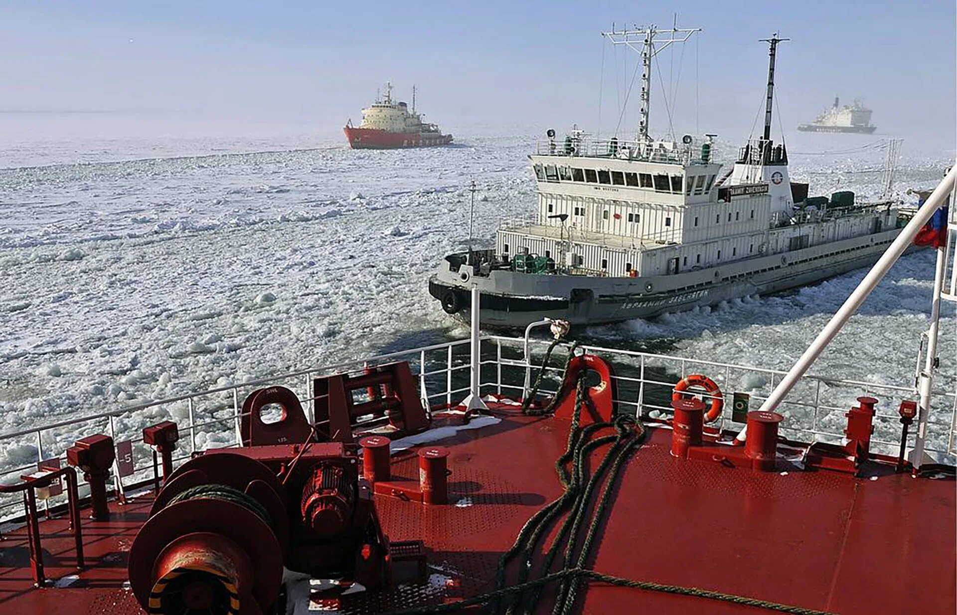 Ледокол Дудинка Норильский никель. Авраамий Завенягин ледокол. Ледокол Енисей Норильский никель. Портовый ледокол Дудинка.