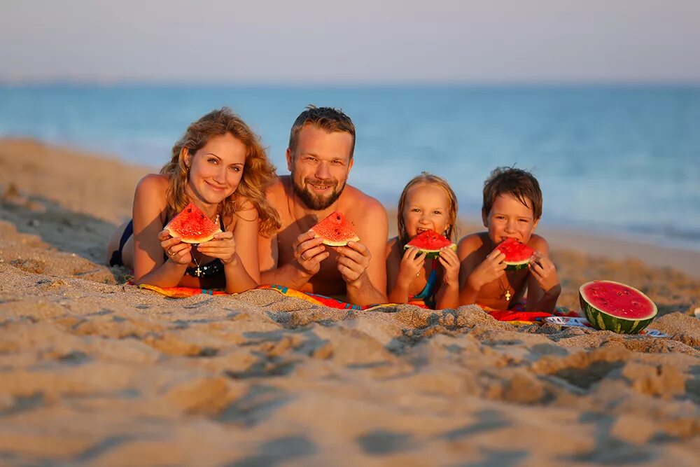 Семья на море. Семья на пляже. Фотосессия на море дети. Фотосессия семьи на море.