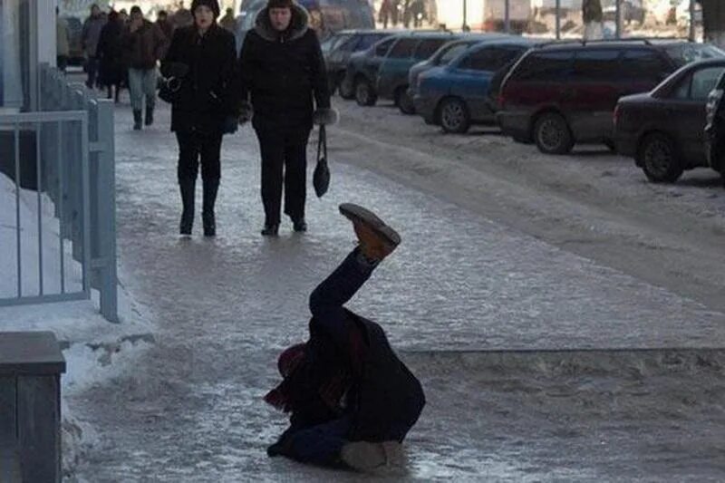 Скользко на улице. Гололед в городе. Помогите гололед