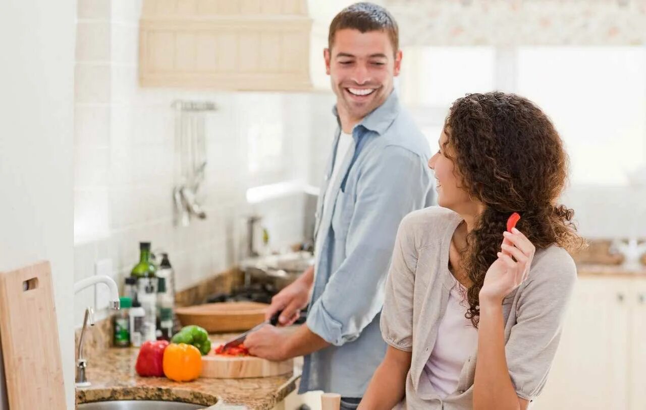 Муж и жена дома. Мужчина и женщина на кухне. Мужчина на кухне. Мужчина и женщина готовят вместе. Парень и девушка на кухне.