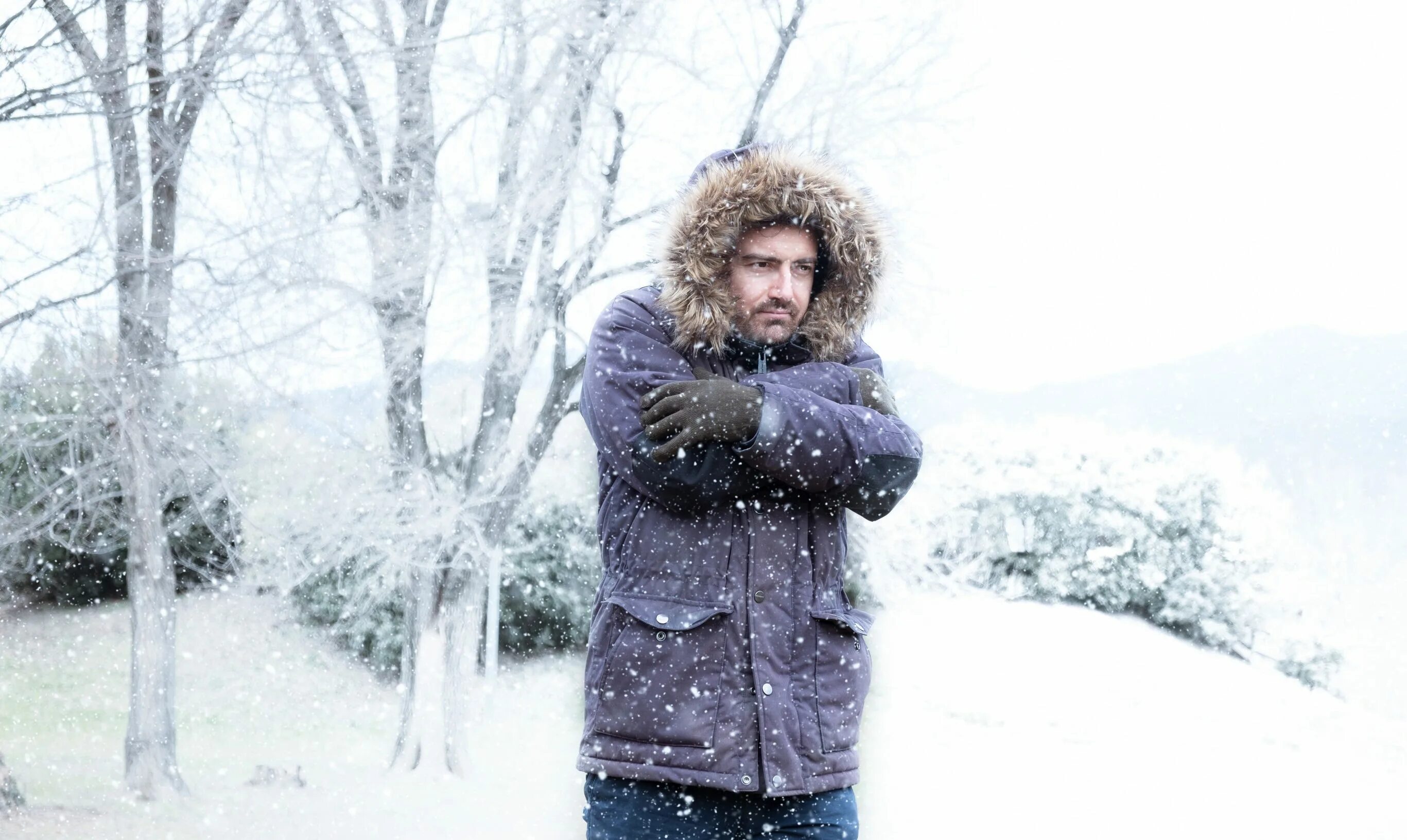 Man in Winter. Люди вечно недовольны зимой холодно. Недовольные погодой люди. Доставщик в холодную зиму.