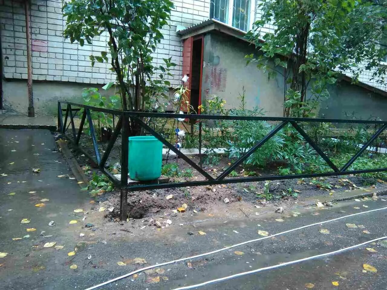 Огородить придомовую территорию частного дома. Типы ограждений на придомовых территориях. ограждение придомовой территории частного дома. придомовой забор фото. ограждение придомовой территории частного дома фото.
