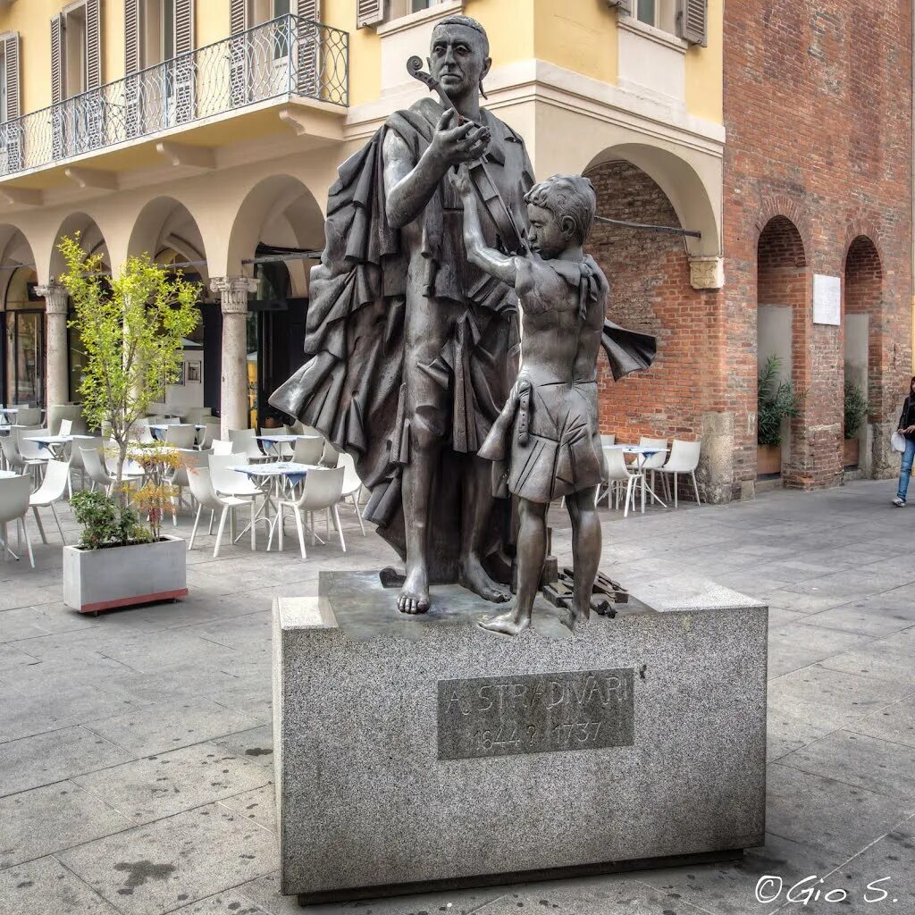 Антонио страдивари. Краткая биография антонио страдивари страдивари. Музей страдивари в кремоне. Памятник страдивари в кремоне италия. Как называется город где работал страдивари.