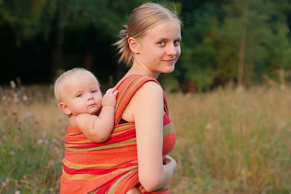 Видео российских мам. Несовершеннолетние мамы. Одинокие молодые мамы с детьми. Очень молодая мама. Несовершеннолетние мамы фото.