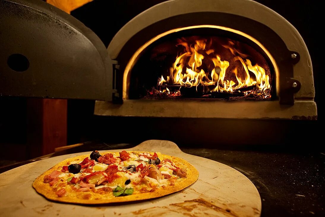 Печь под пиццу. Печь для пиццы на дровах. Пиццерия с дровяной печью. Итальянская печь для пиццы. Пицца из печи.