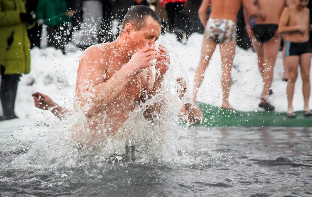 Обливание в городе. Девушки купаются в фонтане. Купана погода. Женщины купаются. Массовые купания нагишом.