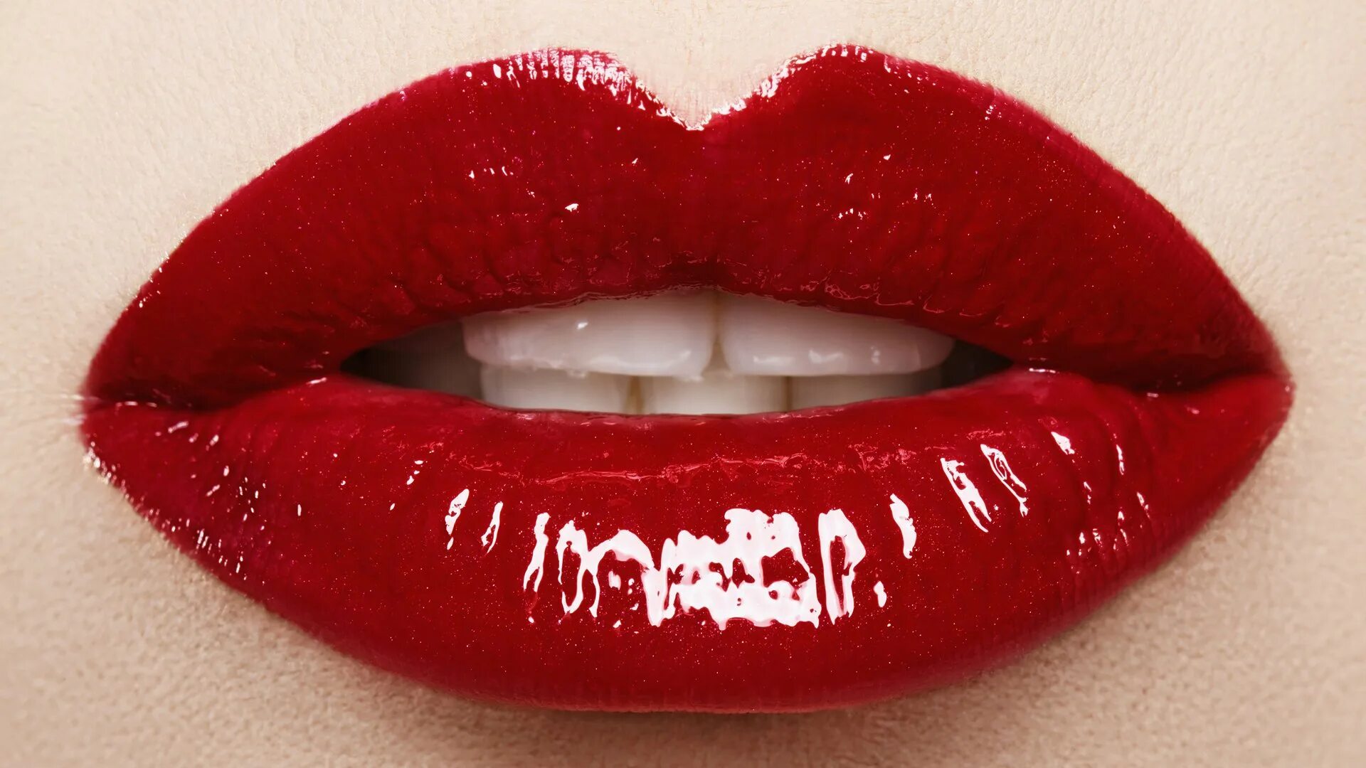 Леди-босс цвет помады. Макияж губ. Чувственные губы. Накрашенные губы во сне. Карамельная помада.