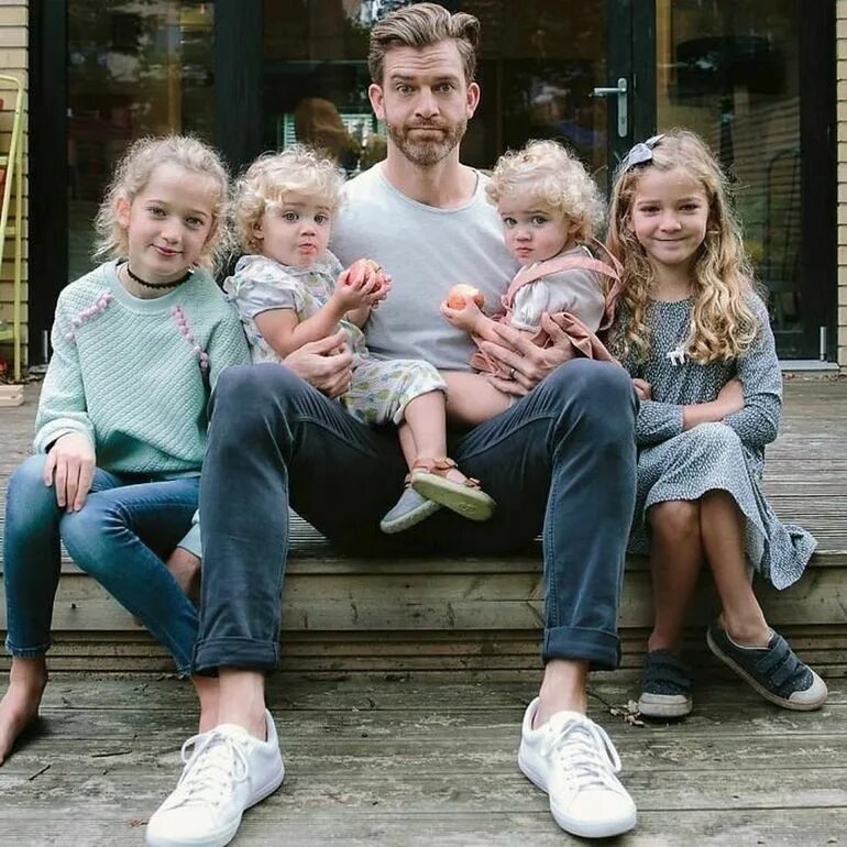 4 есть дочь. 4 есть дочь