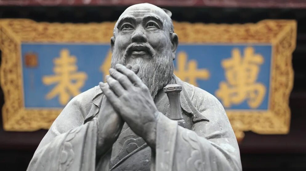 Конфуцию жизненное. Этапы жизни конфуция. Конфуций "великие изречения". Слова конфуций. Китайский мыслитель конфуций.