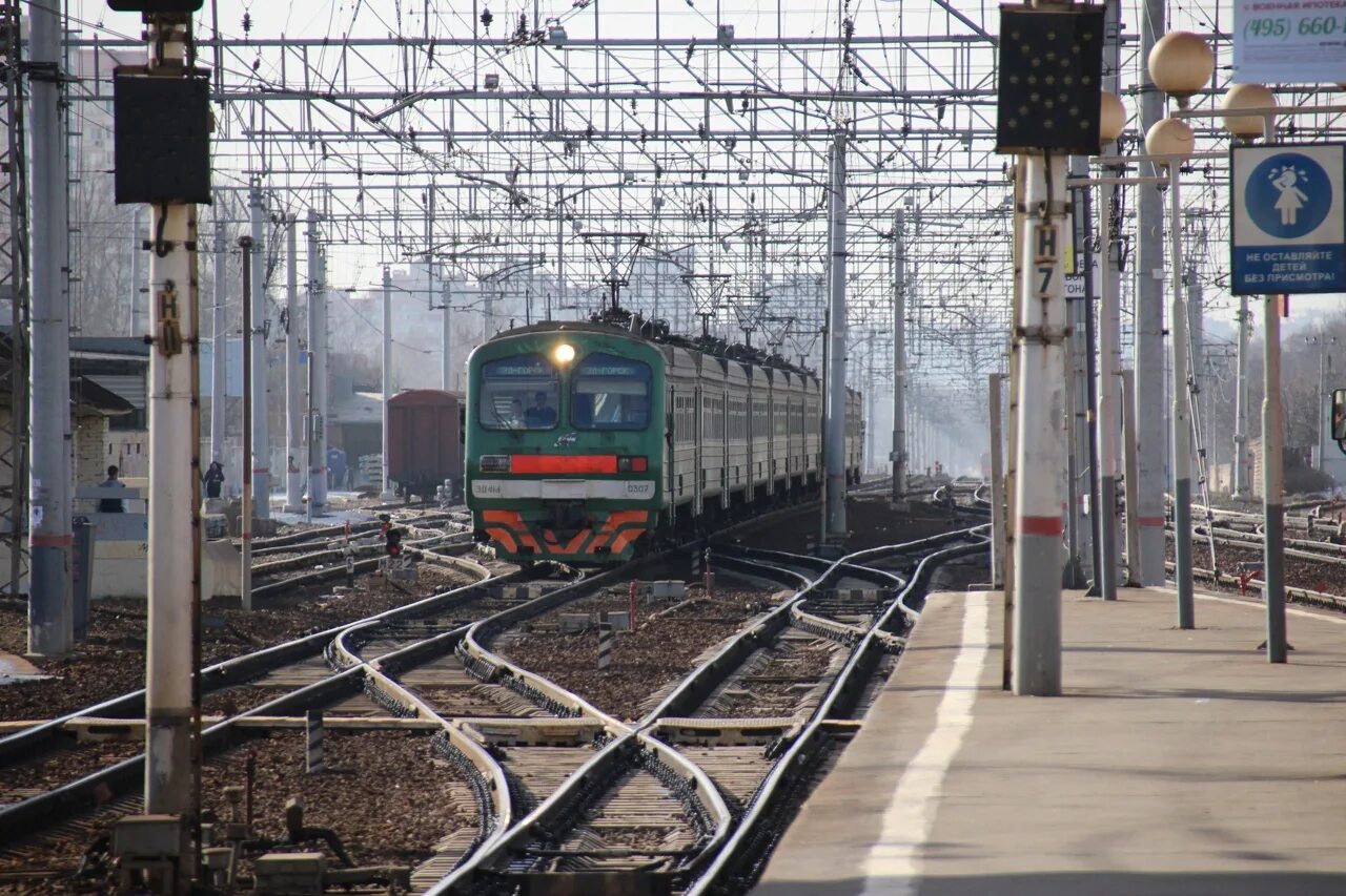 Четверо поездов. Дедовск станция электрички. Горьковское направление МЖД. Станция Железнодорожная Горьковское направление вокзал. Станция Москва 3 Ярославское направление.