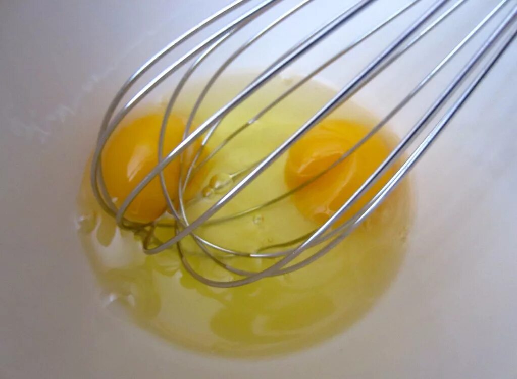 Cracking eggs. Beat eggs. сливочное масло и желток в стеклянной тарелке. to crack eggs. mix eggs.