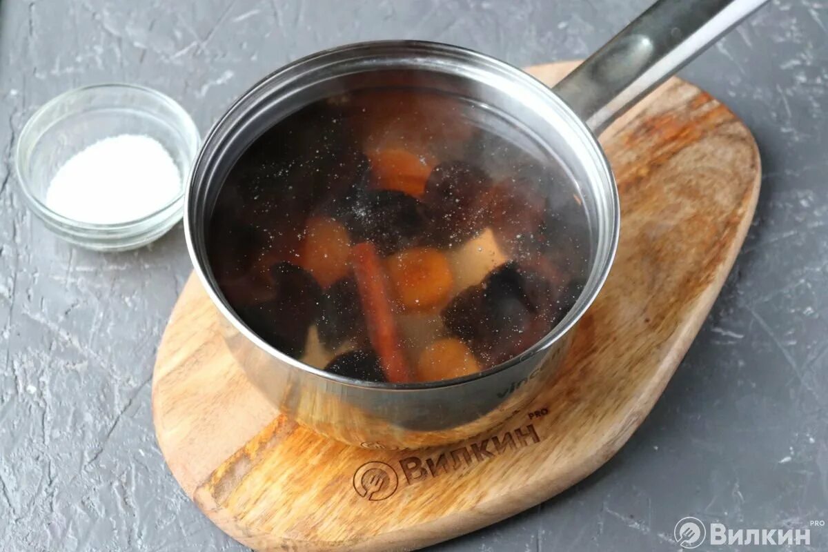 Сколько варить компот из кураги. Компот из кураги и чернослива. отвар чернослива. компот чернослив детский. компот из чернослива ккал.