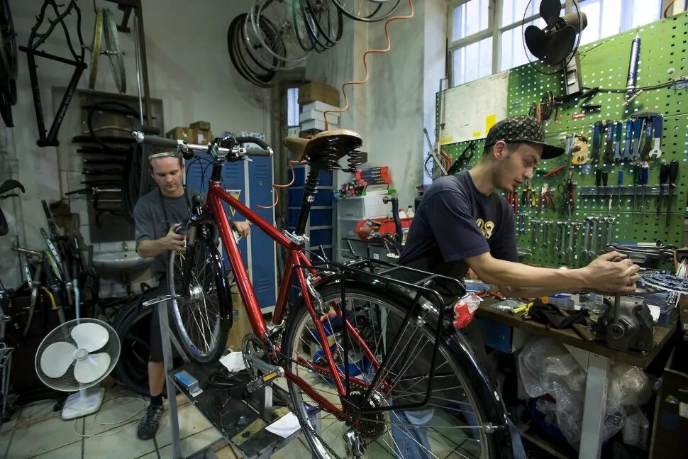 Bike mechanic. Мастерская велосипедов. Починка велосипеда. Ремонтная мастерская велосипедов. Велосипед в мастерской.