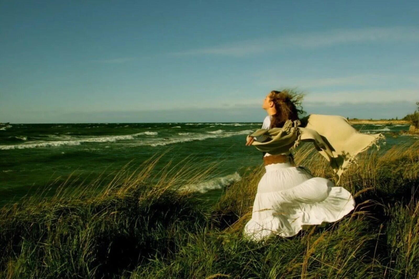 Девушка на ветру. Ветер. Женщина на природе. Ветер в природе.