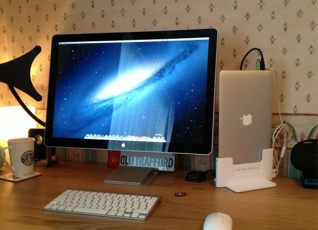 Используем macbook как монитор. Macbook air 2008 и внешний монитор. подключить монитор к macbook air. макбук подключить к монитору. подставка для макбука для подключения к монитору.