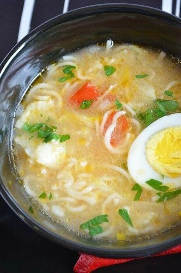 Суп из теста с яйцом. Куриный суп с рисовой лапшой. куриный суп с домашней лапшой. суп лапша домашняя. суп лапша с яйцом.