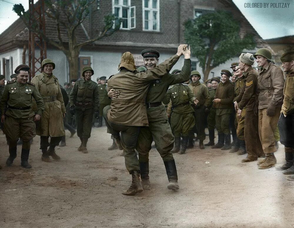 Солдаты СССР И США встреча на Эльбе. Солдаты танцуют Берлин 1945. Советские солдаты 1945 победа. Встреча на Эльбе 1945 год. Немцы радуются