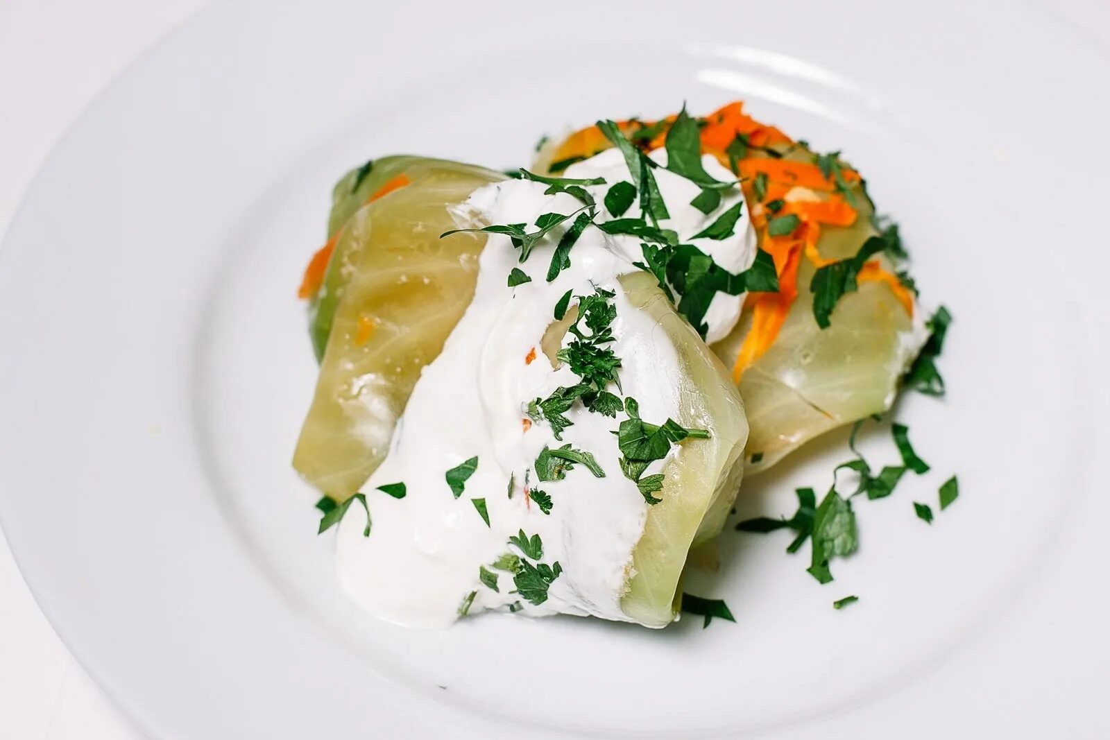 Голубцы в соусе. Голубцы со сметаной рецепт на сковороде. Голубцы со сметаной. Голубцы в духовке. Голубцы со сметаной рецепт на сковороде.