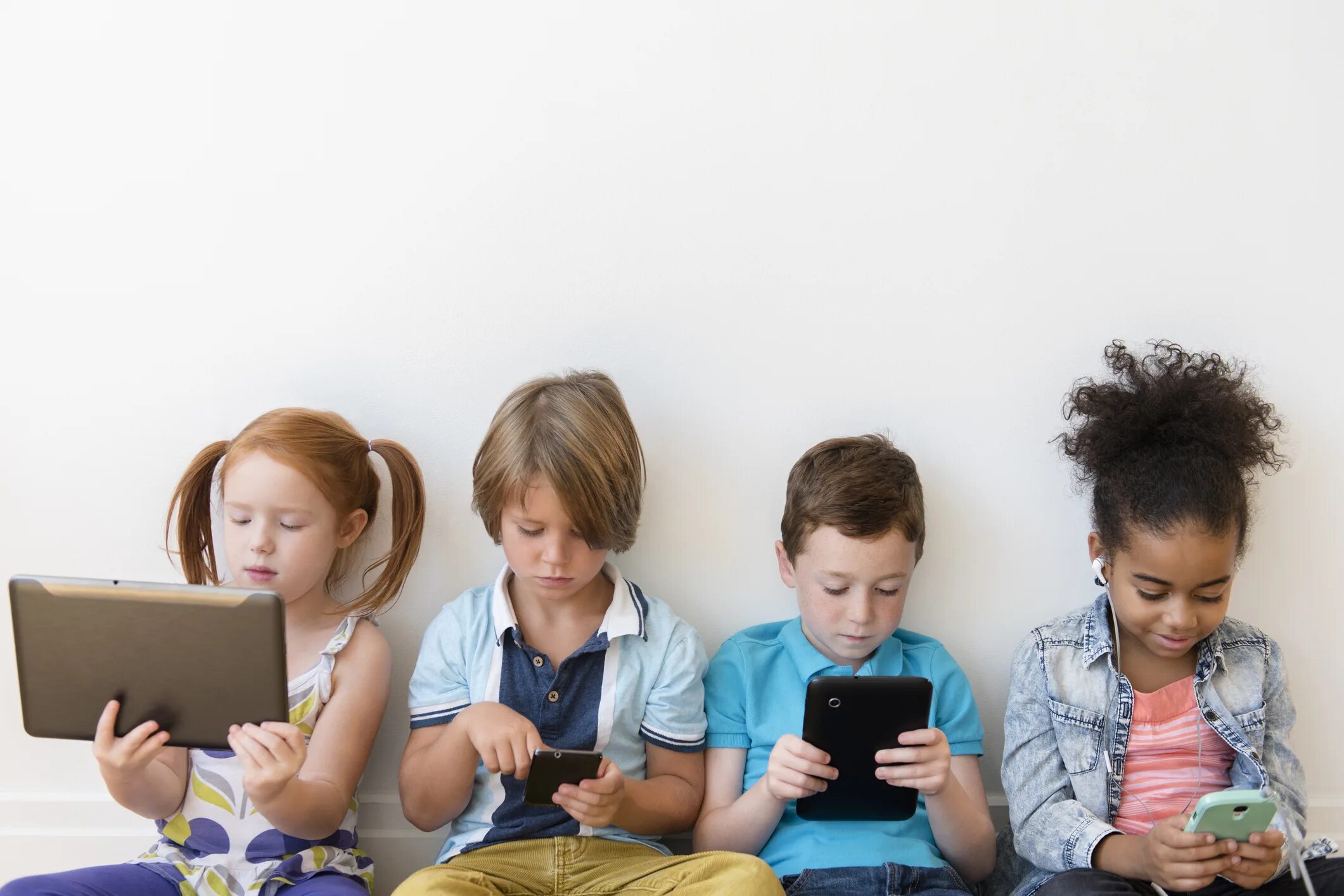 Society child. Ребенок со смартфоном. Дошкольники и гаджеты. Современные дети и гаджеты. Ребенок сидит в телефоне.