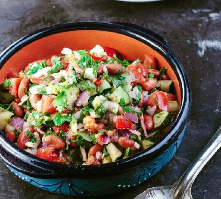 Рецепт салата фасоль с овощами. Салат с фасолью и помидорами. овощной салат с фасолью. салат с красной фасолью. салат из фасоли с помидорами.