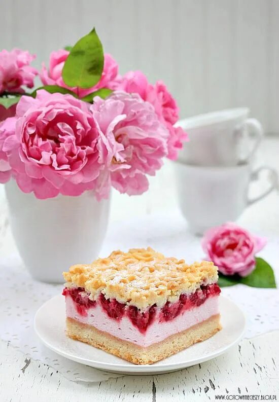 С надписями доброе утро пирожные. С добрым утром тортик. вкусного утра и прекрасного дня. доброе утро с пирожным. цветы и пирожные.