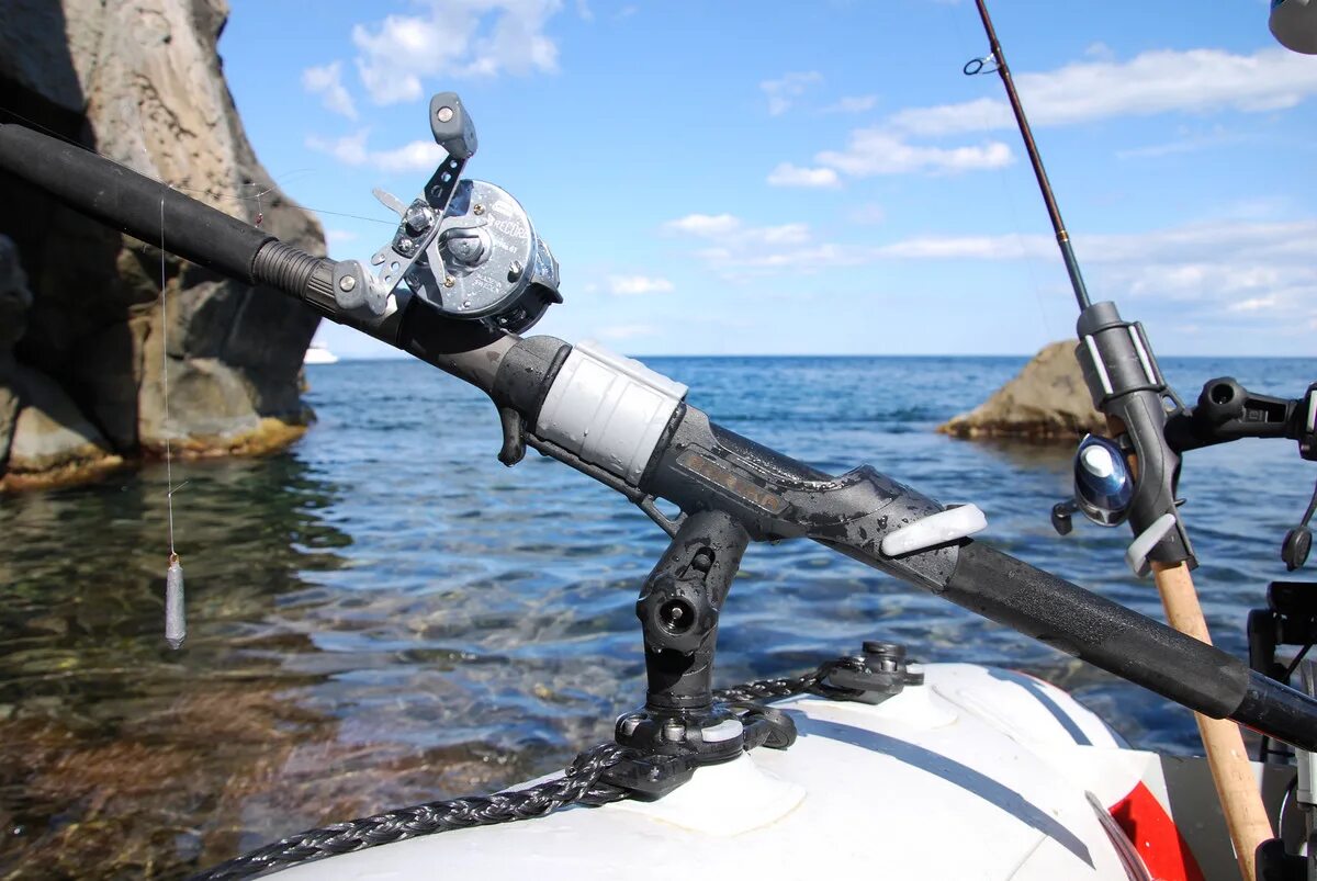 держатель спиннинга под ликтрос фрегат м2. держатель спиннинга и эхолота волга. спиннинг на пвх лодку. держатель для удочки спиннинга на ликтрос. спиннинг на пвх лодку.