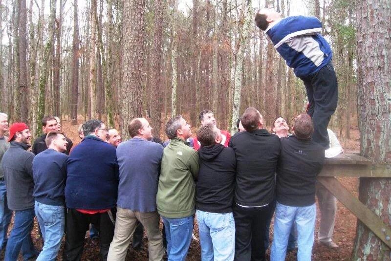 Тренинг доверие. Тимбилдинг падение на доверие. Веревочный курс падение на доверие. Упражнение на доверие.