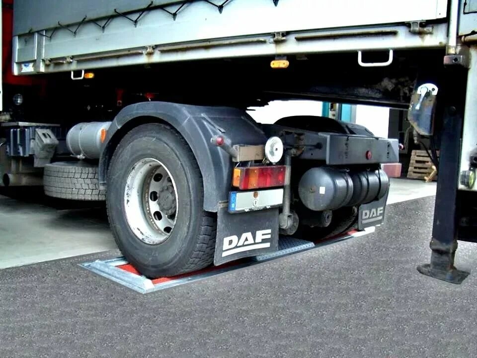 оси грузового автомобиля. оси фуры. допустимая нагрузка на ось полуприцепа. допустимая нагрузка на ось полуприцепа. развесовка полуприцепа 4оси.