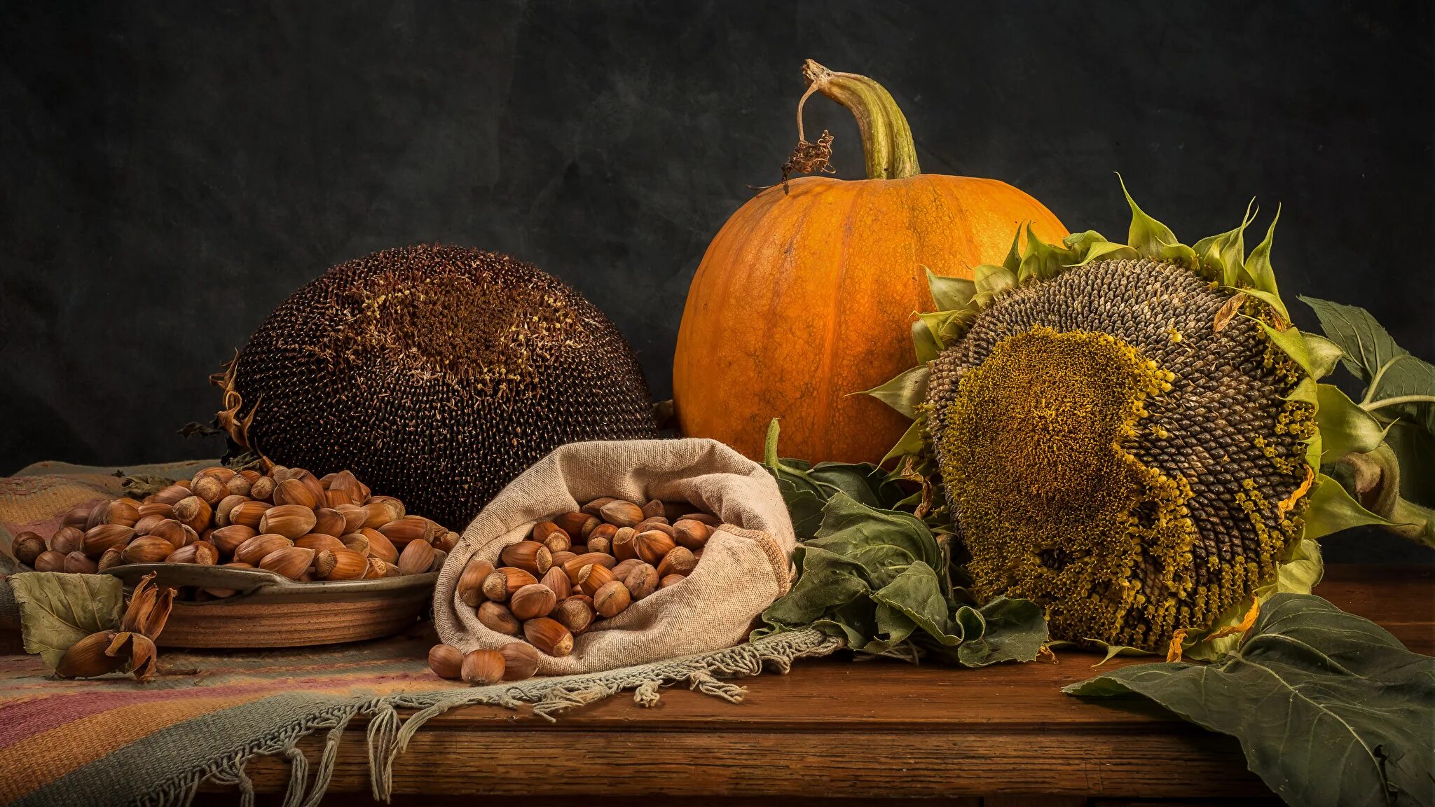 Тыква подсолнух. Тыква и подсолнухи. Тыква и подсолнухи. Букет в тыкве с подсолнухами. Натюрморт с тыквой.