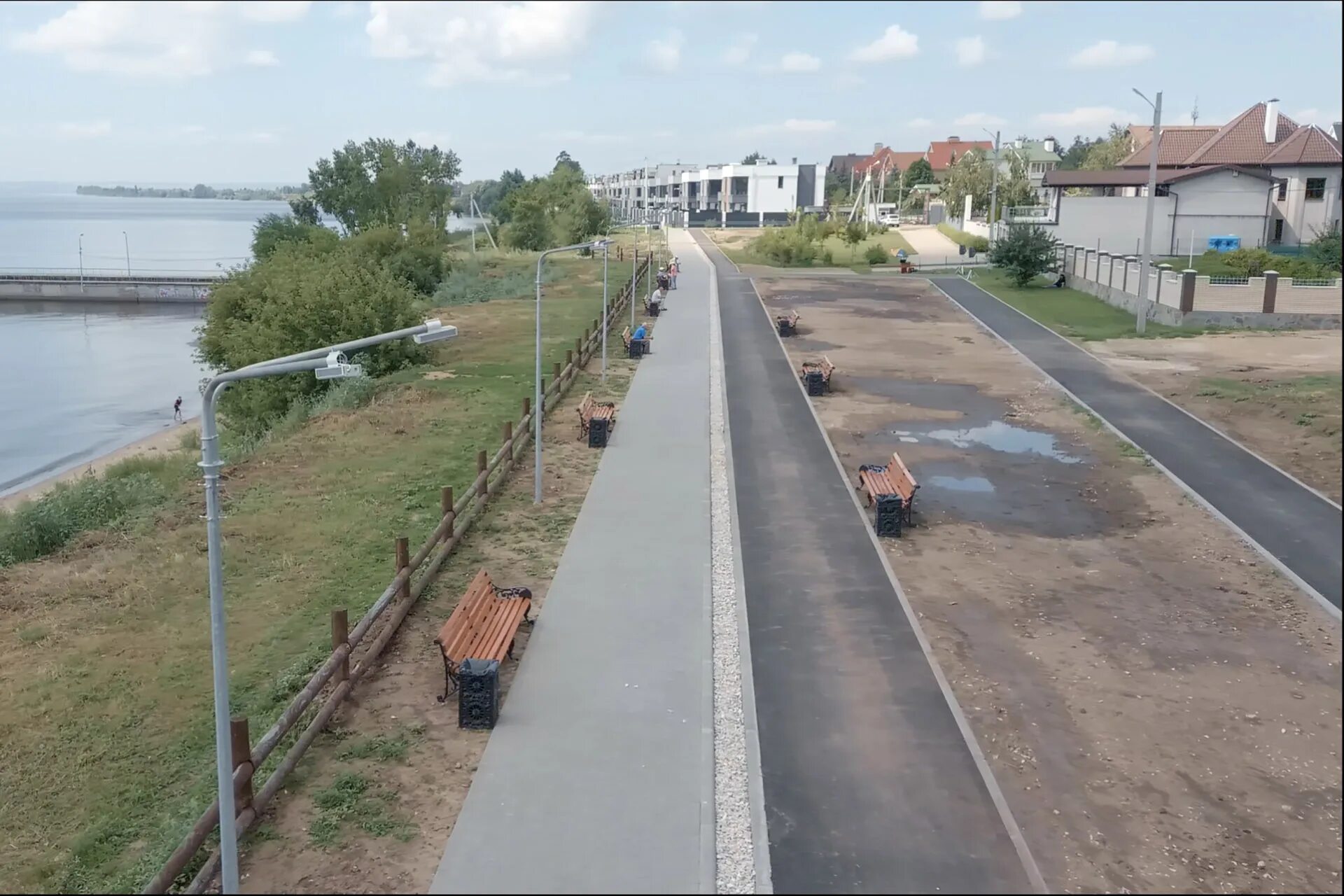 Таунхаусы поселке набережный в долгопрудном. Красноглинский пляж самара. Европоселок маленькая страна в набережных. Посёлок городского типа николаевка. Набережные челны деревня кусаковка.