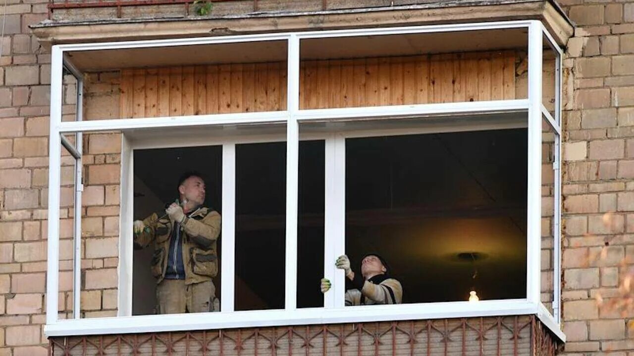 самовольное остекление балкона. разное остекление балконов. получение разрешения на остекление лоджии. обшивка балкона снаружи. дом с балконами многоэтажный.