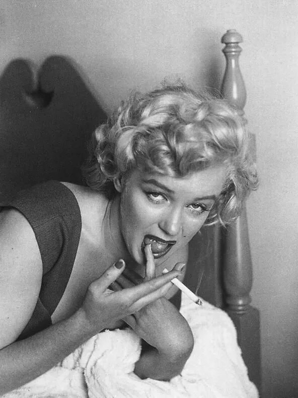 Взгляд монро психология. Монро и наркотики. Мерлин морно. Актриса мерлин мерло. Мерлин монро черно белое.