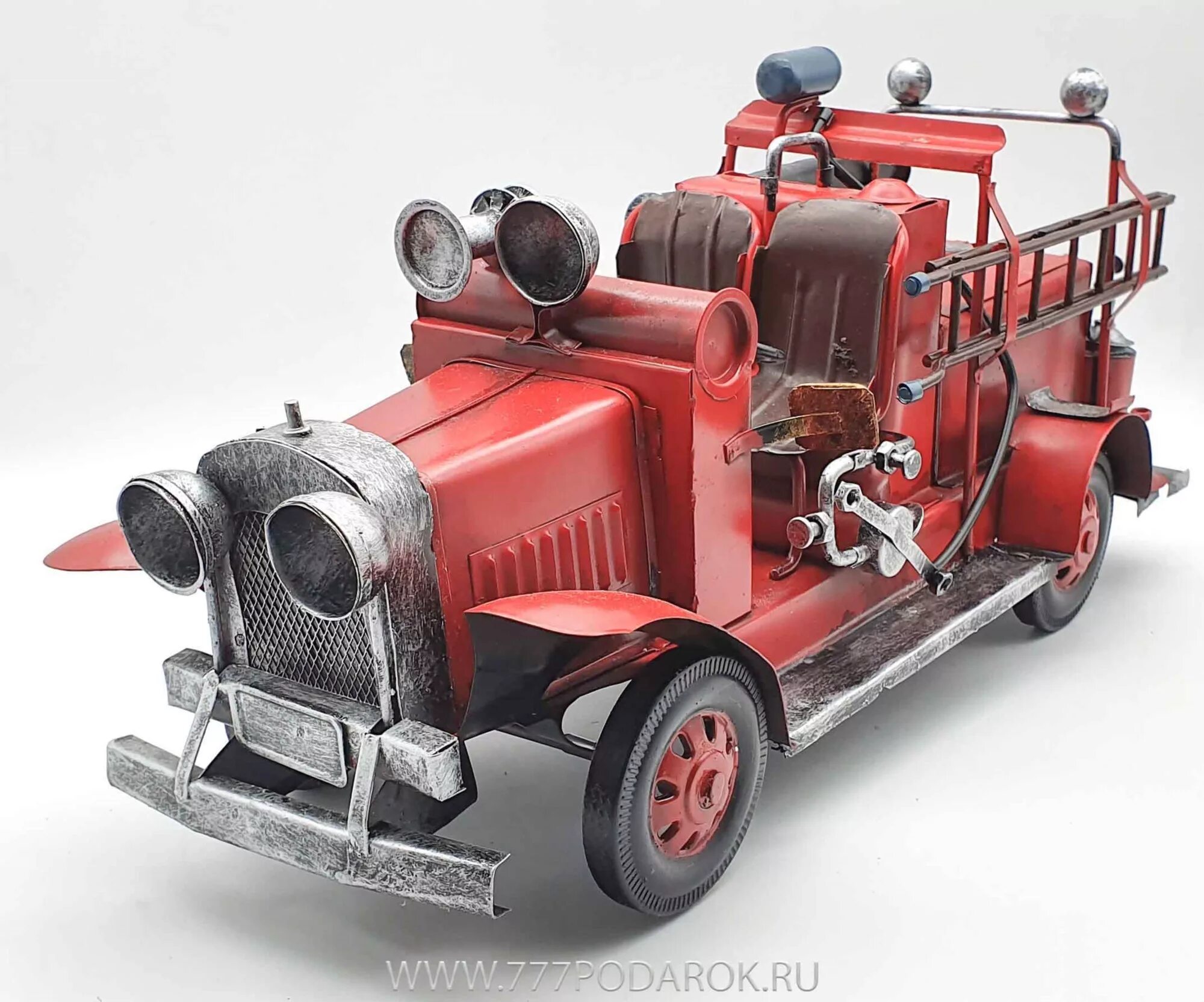 Моделька пожарной машины. Модель ретро автомобиля пожарная машина. Сувениры пожарная машина. Коллекционные пожарные машины.
