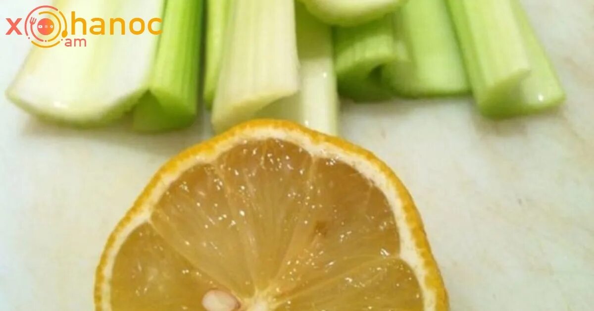 Сельдерей петрушка и лимон. Вода с огурцом и лимоном. Сельдерей карафс. Сельдерей лимонный. Сельдереевый сок.