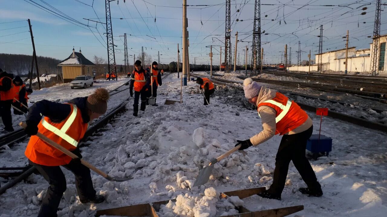 П ч апрель. РЖД ПЧ-15 монтёр пути. Дистанция пути РЖД Апатиты. Монтер пути. Монтер пути зимой.