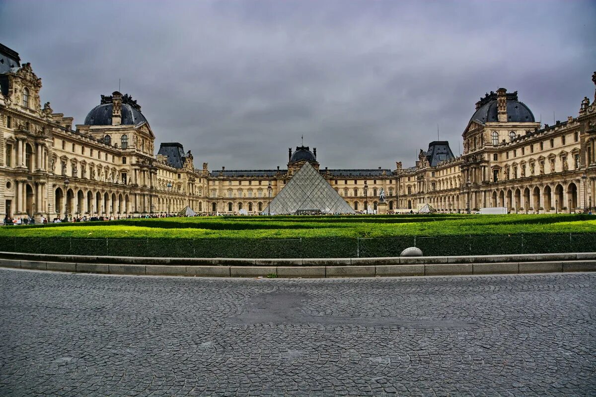 Лувр 5. Замок лувр. Лувр пейзажи. Французский музей лувр. Лувр интернет магазин.