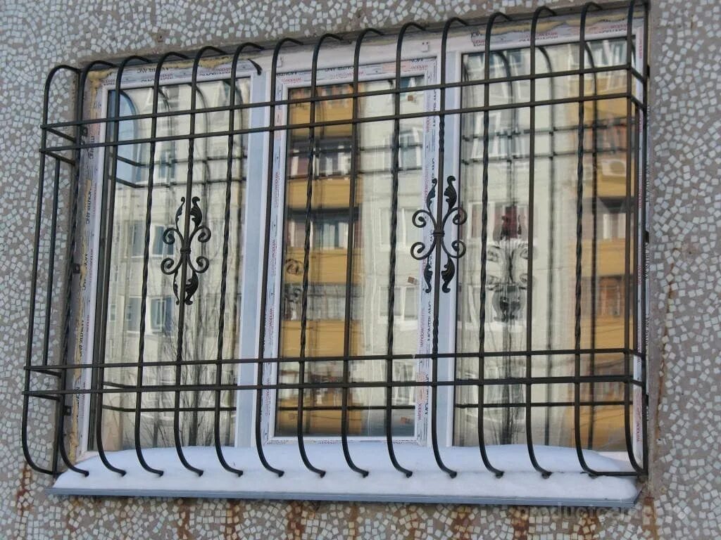 Иркутск купить решетку. Кованые решетки Нейбута 10а. Решетка на окно металлическая. Кованые решетки на окна. Решётки для окон железные.