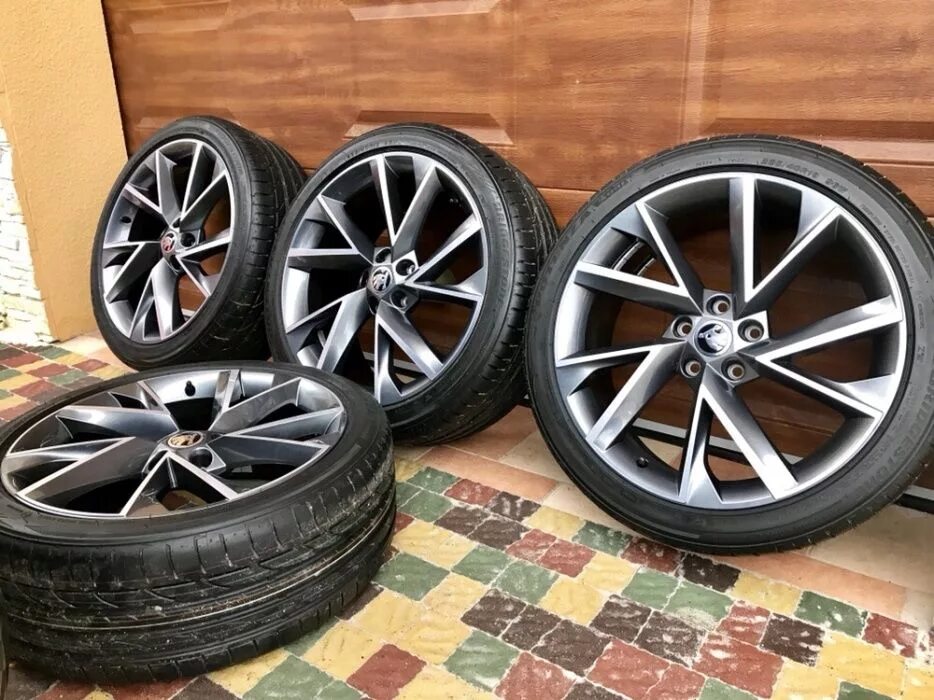 Skoda octavia диски r19. Диски шкода кодиак r20 vega. Диски шкода r19. Skoda octavia диски r19. Диски extreme 19 skoda.