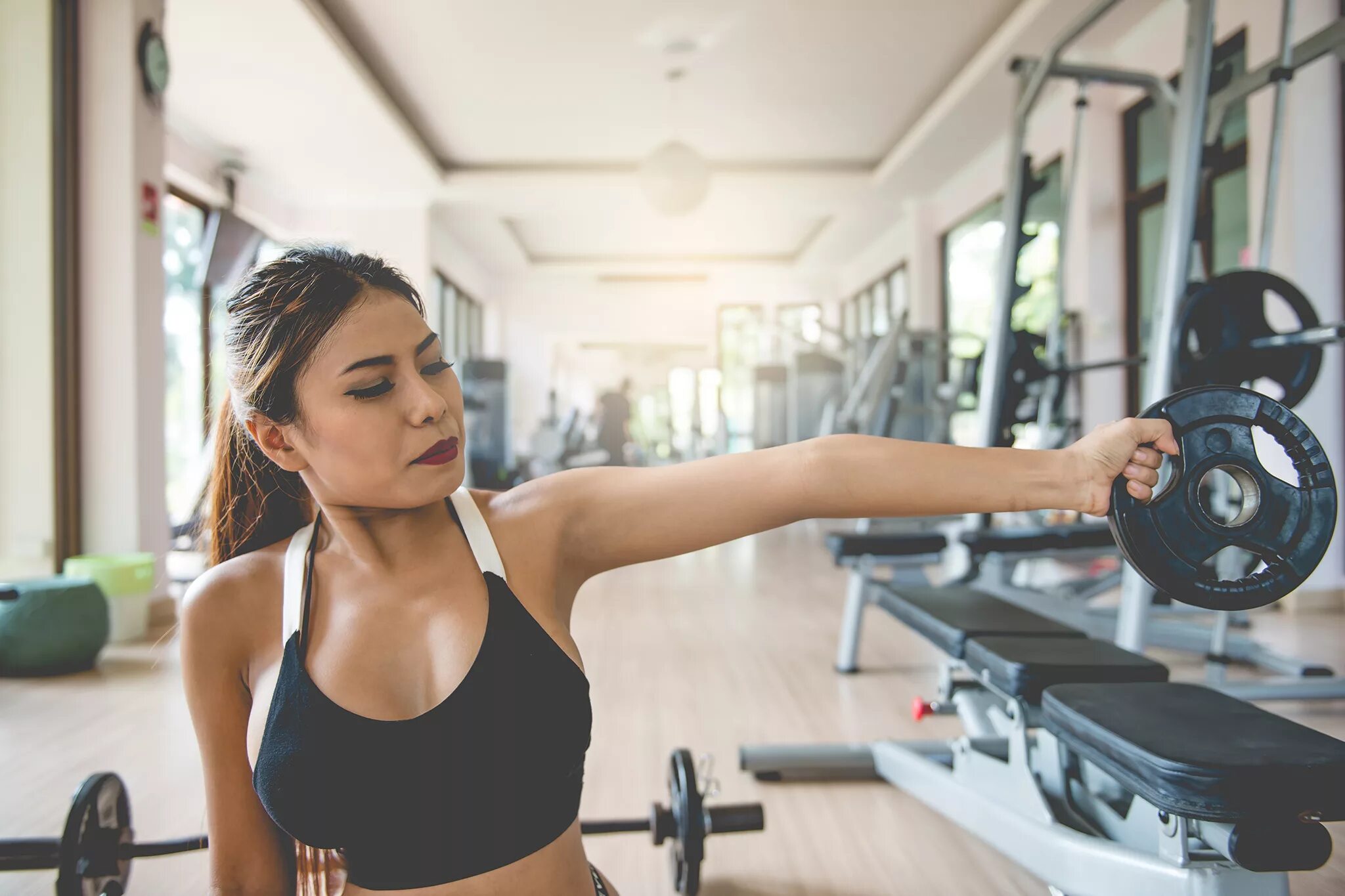 He went to the gym. Девушка и фитнес. Спортзал. Женщина в тренажерном зале. Тренажерный зал снаряды.