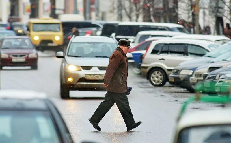 Нарушение ПДД. Нарушение ПДД пешеходом. Пешеход переходит дорогу в неположенном месте. Штраф за неположенный переход дороги