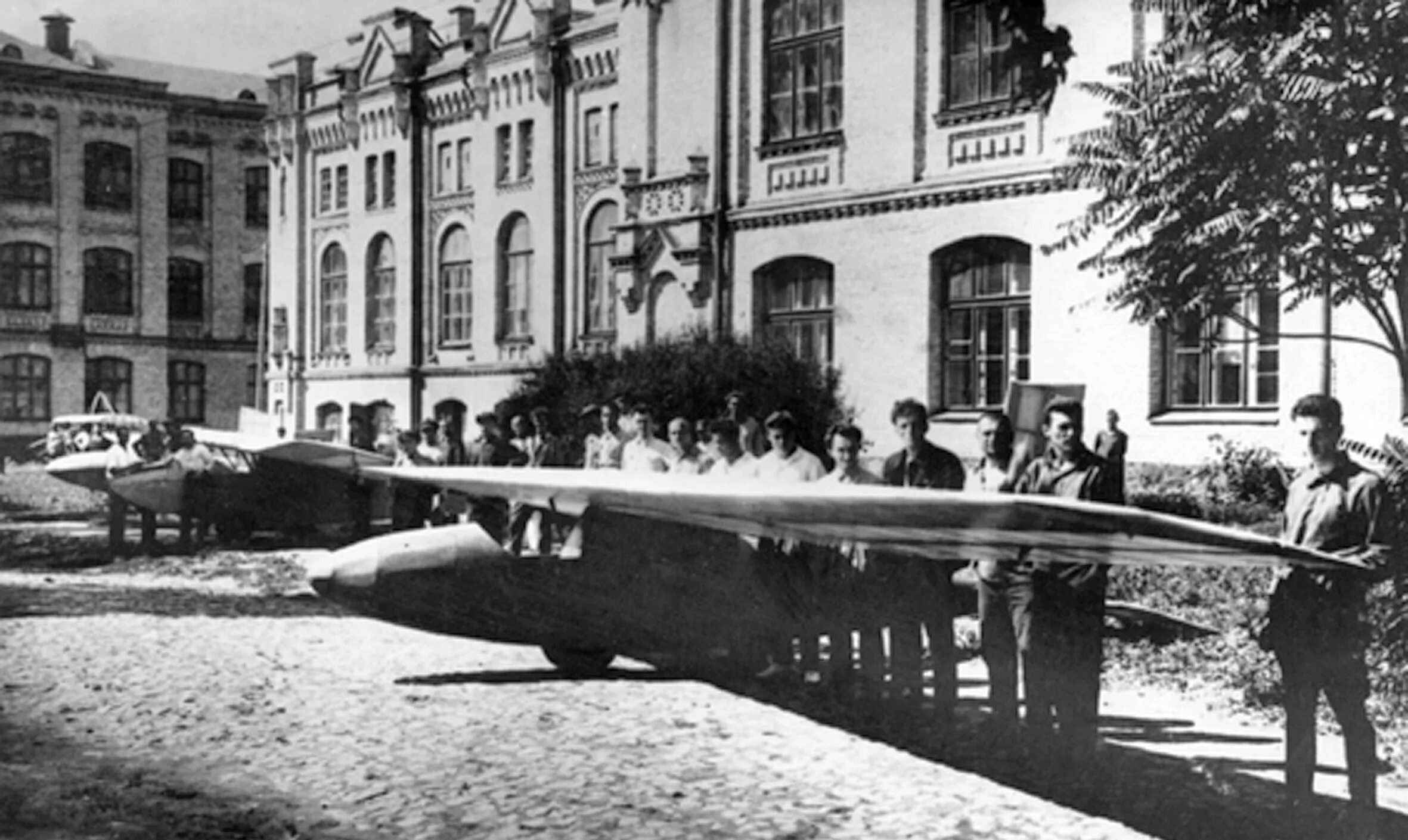 Киевский политехнический институт в 19 веке. Мемориальная доска в г. Гимназия в одессе где учился королев. Мвту королёв. Киевский политехнический институт где учился королев.