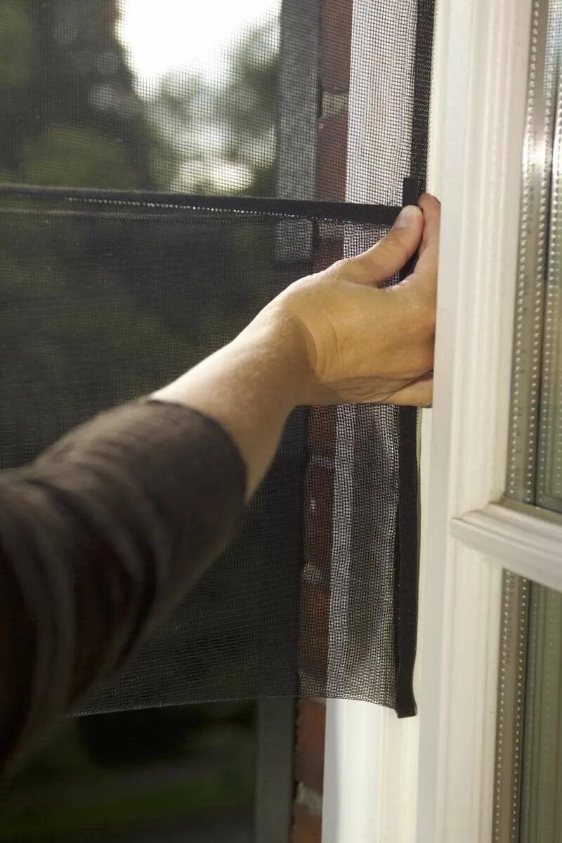 Сетки на пластиковые окна. Монтаж москитной сетки на пластиковое окно. Tesa москитная сетка для окон. Установка москитных сеток. Внутрипроемная москитная сетка.