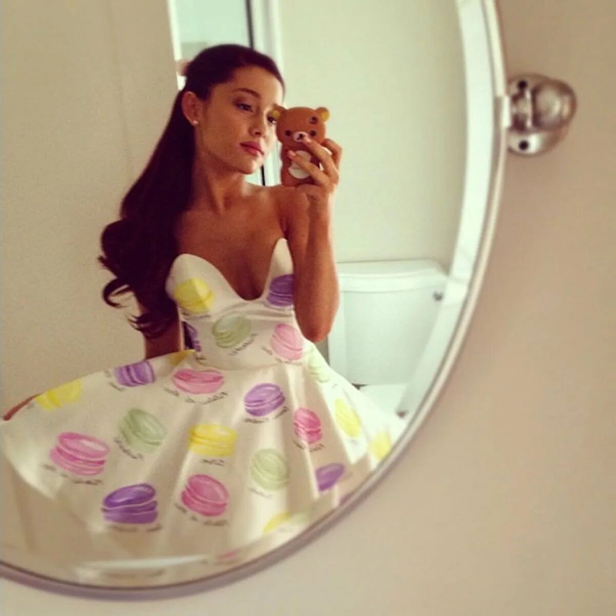 Фото девушек в ванной в зеркале. Ариана гранде в зеркале. ариана гранде фото в зеркале. ариана гранде period. ариана гранде селфи в зеркале.