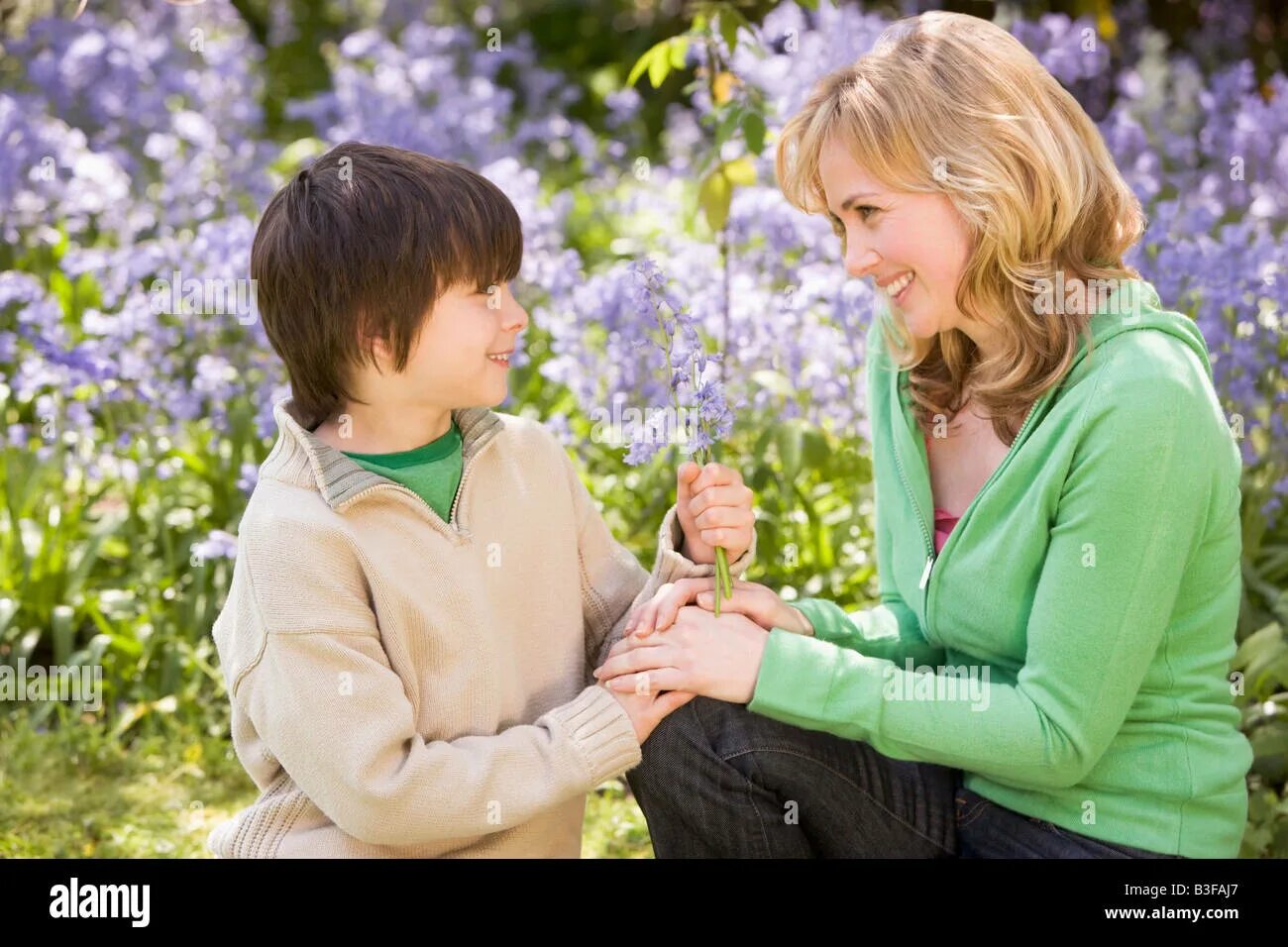 Сын с цветами для мамы. Мальчик дарит цветы маме. Маме дарят цветы. Ребенок дарит цветы маме. Мальчик с цветами для мамы.