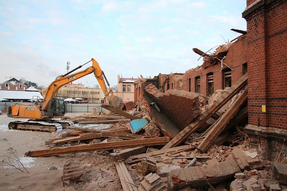 Разрушенные старые здания. Почему снесли дом. Василеостровского хлебозавод здание. Василеостровский хлебозавод сносят. Снесенный дом.